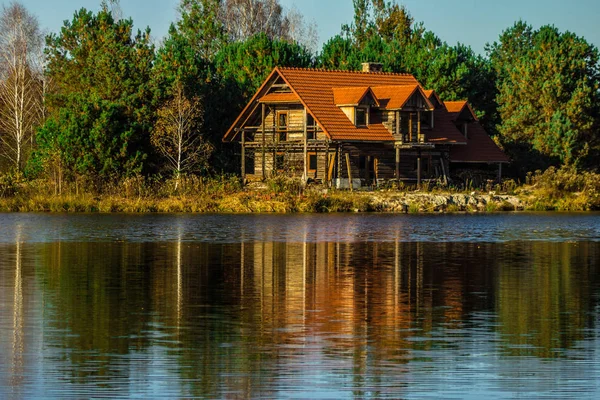 Hermosa Casa Reflejada Lago Paisaje Otoñal —  Fotos de Stock