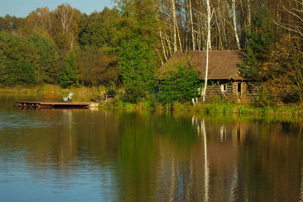 Mooi Huis Het Meer Weerspiegeld Herfst Landschap — Stockfoto