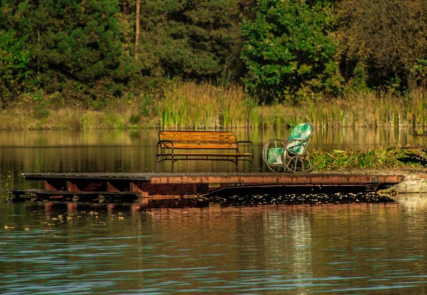 Sedia Dondolo Sulla Riva Del Fiume Paesaggio Autunno — Foto Stock