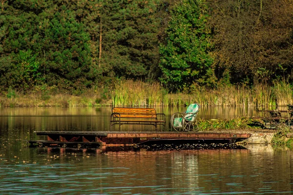 Sedia Dondolo Sulla Riva Del Fiume Paesaggio Autunno — Foto Stock