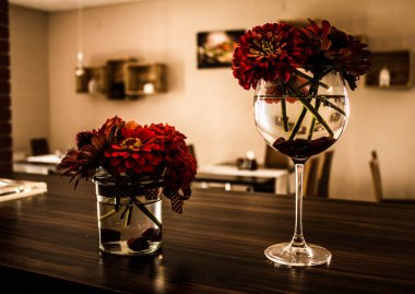 Barda bir bardak çiçeklenir. Güzel sahne.