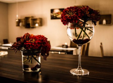 Barda bir bardak çiçeklenir. Güzel sahne.