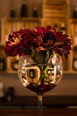 Barda bir bardak çiçeklenir. Güzel sahne.