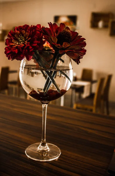 Blumen Einem Glas Der Bar Schöne Landschaft — Stockfoto