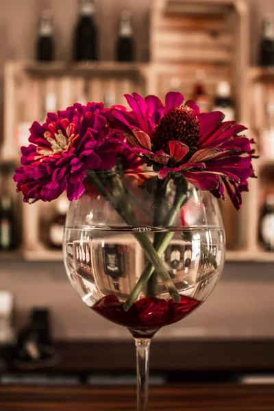 Blumen Einem Glas Der Bar Schöne Landschaft — Stockfoto