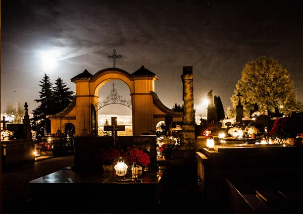 Cemitério Noite Queimar Velas Nos Túmulos — Fotografia de Stock