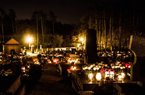 Cemitério Noite Queimar Velas Nos Túmulos — Fotografia de Stock