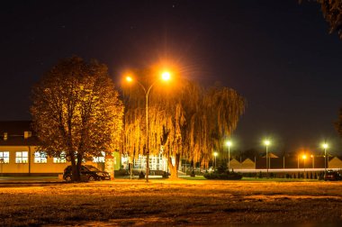 Muhteşem gece peyzaj göl üzerinde. Suya yansıyan ışık.