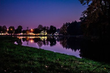 Muhteşem gece peyzaj göl üzerinde. Suya yansıyan ışık.