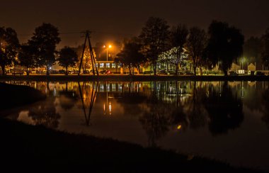 Muhteşem gece peyzaj göl üzerinde. Suya yansıyan ışık.