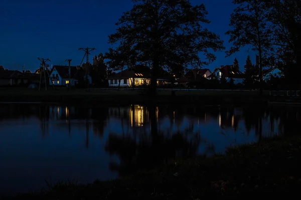 Gyönyörű Éjszaka Táj Nyílik Tóra Vízben Visszavert Fény — Stock Fotó