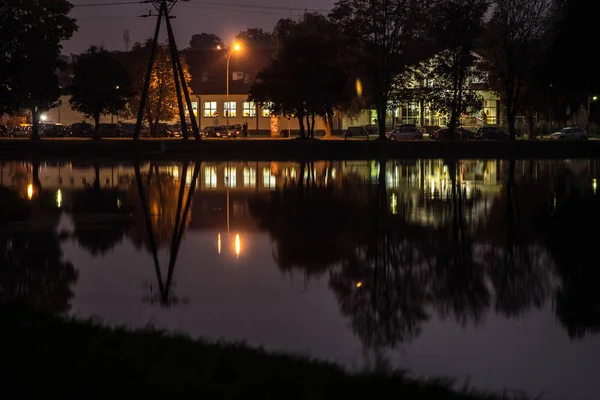 Hermoso Paisaje Nocturno Sobre Lago Luz Reflejada Agua — Foto de Stock