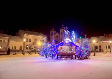Parlak çerçeve mutlu yeni yıl. Kış sokakta. Arka plan