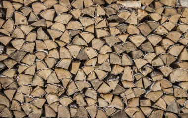 Odun yığılmış. Arka plan. Doku. Ahşap arka plan. Yakacak odun bir desen döşenir.