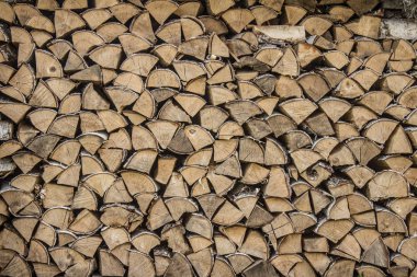 Odun yığılmış. Arka plan. Doku. Ahşap arka plan. Yakacak odun bir desen döşenir.