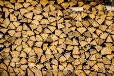 Odun yığılmış. Arka plan. Doku. Ahşap arka plan. Yakacak odun bir desen döşenir.