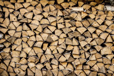 Odun yığılmış. Arka plan. Doku. Ahşap arka plan. Yakacak odun bir desen döşenir.