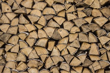 Odun yığılmış. Arka plan. Doku. Ahşap arka plan. Yakacak odun bir desen döşenir.