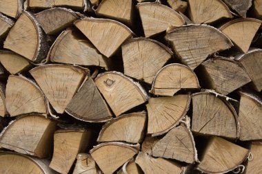 Odun yığılmış. Arka plan. Doku. Ahşap arka plan. Yakacak odun bir desen döşenir.