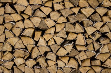 Odun yığılmış. Arka plan. Doku. Ahşap arka plan. Yakacak odun bir desen döşenir.