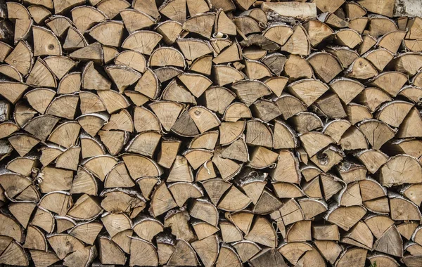Odun yığılmış. Arka plan. Doku. Ahşap arka plan. Yakacak odun bir desen döşenir.