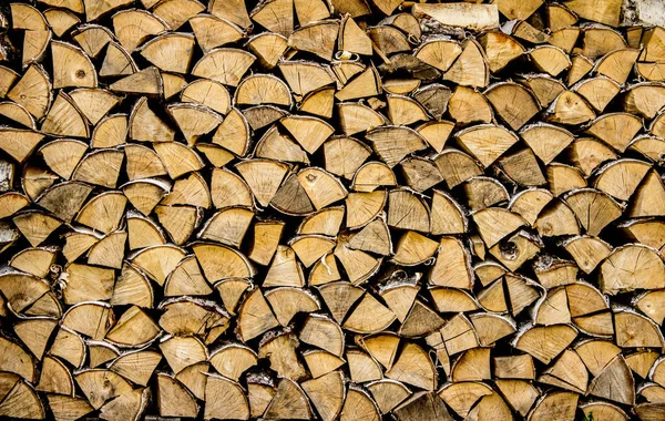 Odun yığılmış. Arka plan. Doku. Ahşap arka plan. Yakacak odun bir desen döşenir.
