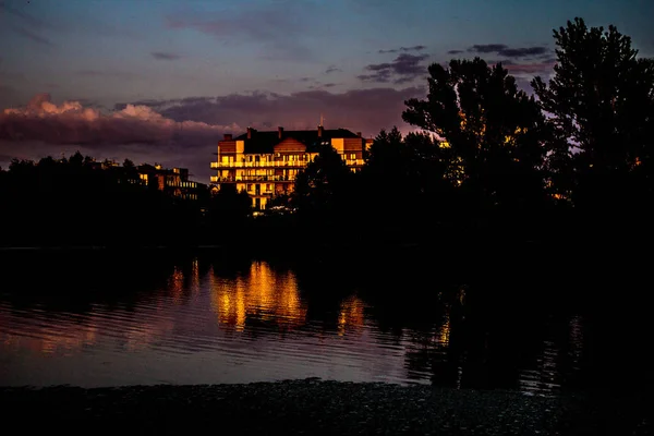 Ciudad Nocturna Luz Las Casas Refleja Agua Antecedentes Textura — Foto de Stock