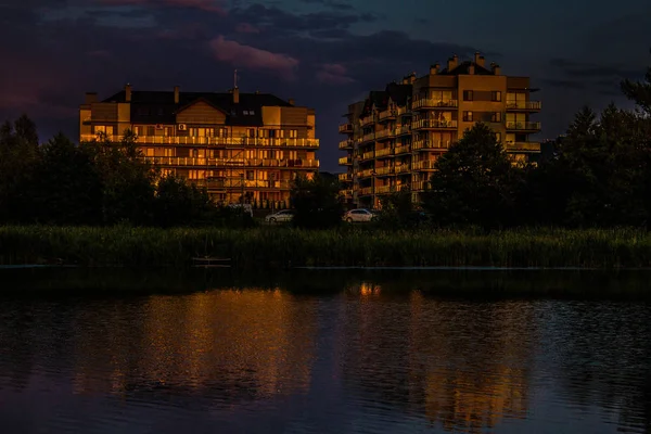 Ciudad Nocturna Luz Las Casas Refleja Agua Antecedentes Textura —  Fotos de Stock