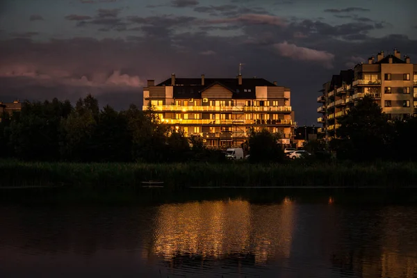 Cidade Nocturna Luz Das Casas Refletida Água Contexto Textura — Fotografia de Stock