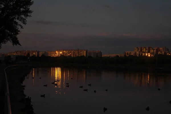 Νυχτερινή Πόλη Φως Των Σπιτιών Αντανακλάται Στο Νερό Φόντο Υφή — Φωτογραφία Αρχείου