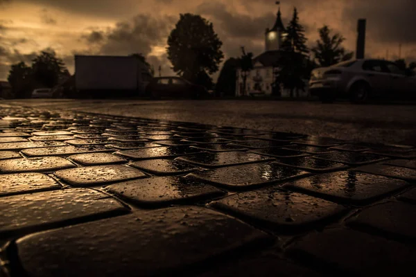 夜の雨の街 石を敷く ぬれた通り 日没時の自転車 世界は素晴らしいです — ストック写真