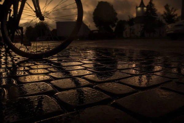 Nacht Verregnete Stadt Pflastersteine Feuchte Straßen Fahrrad Bei Sonnenuntergang Die — Stockfoto