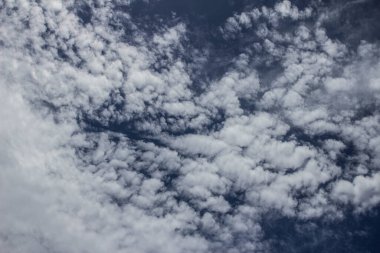 Mavi gökyüzünde bulutlar. Arkaplan, doku.