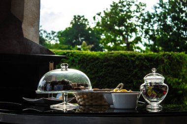 Terasta çok güzel servis edilmiş bir masa. Arkaplan.