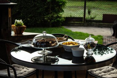 Terasta çok güzel servis edilmiş bir masa. Arkaplan.