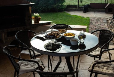 Terasta çok güzel servis edilmiş bir masa. Arkaplan.