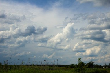 Manzara alanı ve fırtınalı gökyüzü. Güzel manzara.