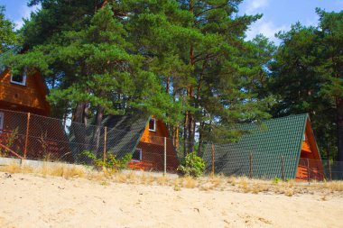 Sahilde yazlık evler. Yaz manzarası. Tatil köyü. Tatilde. Arkaplan.