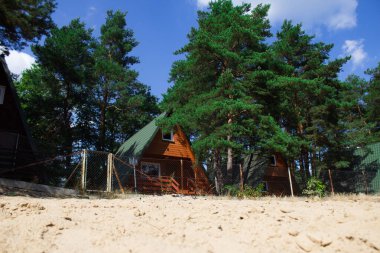 Sahilde yazlık evler. Yaz manzarası. Tatil köyü. Tatilde. Arkaplan.