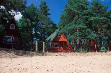 Sahilde yazlık evler. Yaz manzarası. Tatil köyü. Tatilde. Arkaplan.