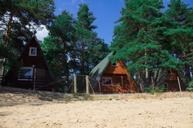 Sahilde yazlık evler. Yaz manzarası. Tatil köyü. Tatilde. Arkaplan.