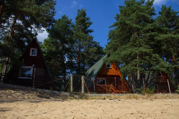 Sahilde yazlık evler. Yaz manzarası. Tatil köyü. Tatilde. Arkaplan.