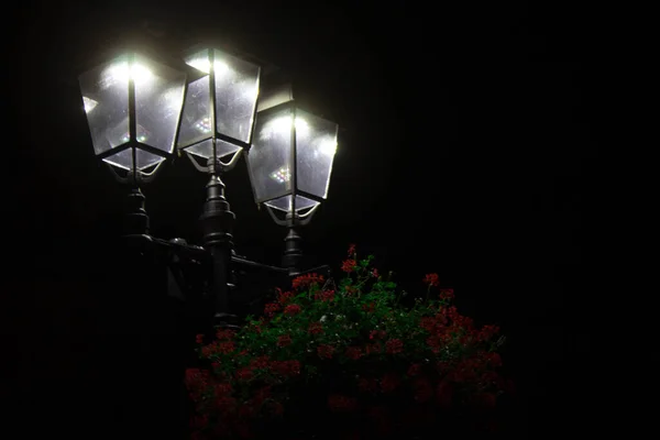 Lanterne Notte Belle Luci Notturne Uno Sfondo Nero Contesto — Foto Stock
