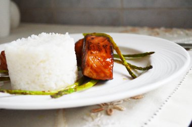 Geceleri evde süslenmiş Noel ağacı