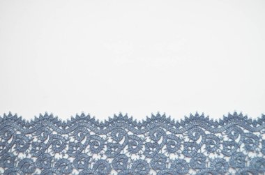 Beyaz arka planda klasik dantelli kot, açılış kumaşı, klasik arka plan, bir tarafta dantel çerçeve