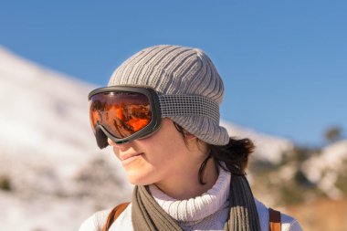 Kar gözlük takan kar karşı bir kadın portresi yan.