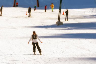 Yunanistan'da bir kar kayak merkezinde kayak kadın.