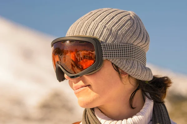Закрыть Боковой Портрет Женщины После Катания Лыжах — стоковое фото