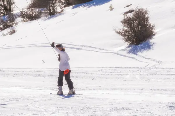 Женщина Машет Рукой Едет Лифте Кататься Лыжах — стоковое фото