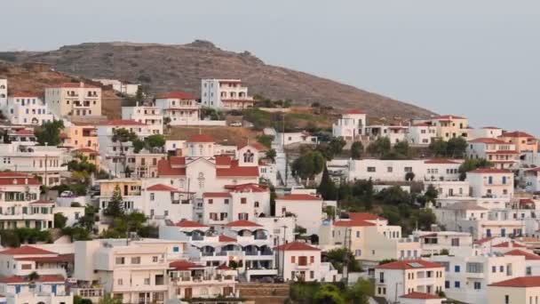 Panning Batsi Pueblo Isla Andros Grecia — Vídeo de stock